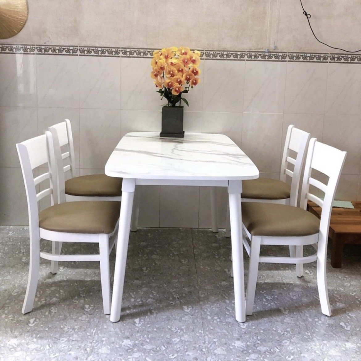 Bộ Bàn Ăn CaBin 4 Ghế Có Nệm Giả Đá Trắng - BGA12