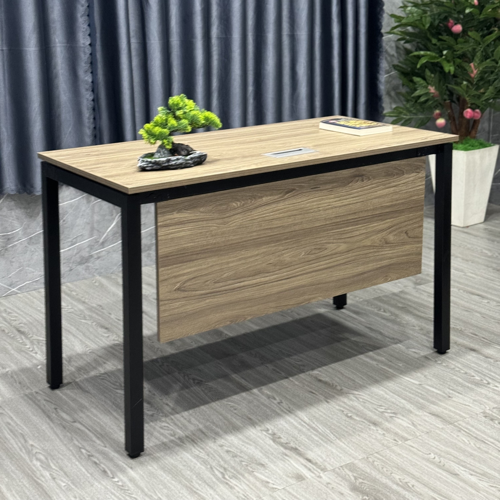 Bàn Văn Phòng Chân Sắt Có Yếm Che Lửng - BLV101
